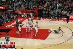 维持原判！字母哥突破对抗倒地被吹进攻犯规&雄鹿挑战失败