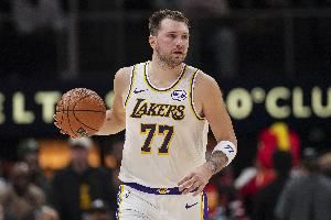 手感柔和!东契奇单打库兹马罚球线附近抛投2+1